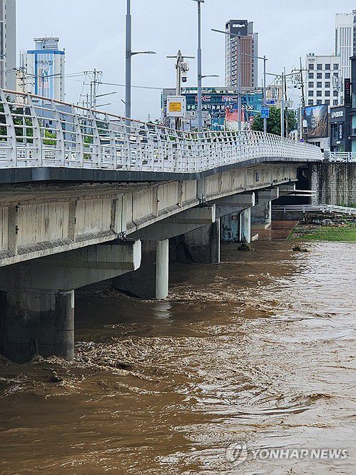 폭우에 침하 발생한 대전 유등교…접근 통제 중[독자 제공. 재판매 및 DB금지]