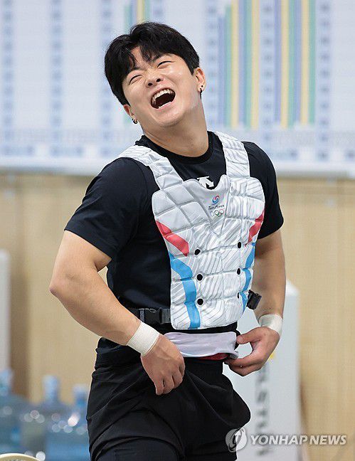 박주효 '아이스 조끼 시원해!'(진천=연합뉴스) 김인철 기자 = 역도 국가대표 박주효가 26일 충북 진천국가대표선수촌에서 열린 2024 파리하계올림픽 D-30 미디어데이에서 훈련 후 아이스 조끼를 착용하고 있다. 2024.6.26 yatoya@yna.co.kr