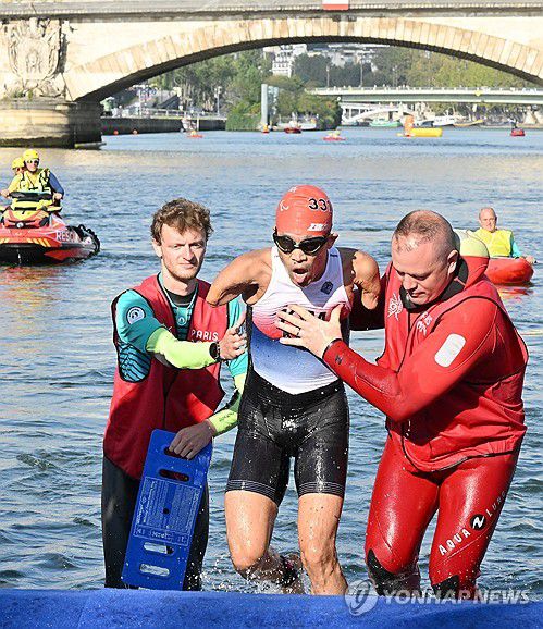 철인 3종 수영 마친 김황태(서울=연합뉴스) 김황태가 2일(현지시간) 프랑스 파리 알렉상드로 3세 다리 인근에서 열린 2024 파리 패럴림픽 남자 트라이애슬론(철인 3종) PTS3 등급 경기에서 수영 경기를 마치고 센강에서 나오고 있다. 2024.9.2 [사진공동취재단] photo@yna.co.kr