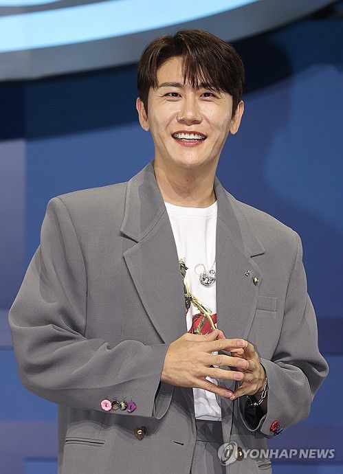 포즈 취하는 영탁(서울=연합뉴스) 이재희 기자 = 가수 영탁이 3일 오후 서울 용산구 블루스퀘어에서 열린 미니앨범 '슈퍼슈퍼' 발표회에서 포즈를 취하고 있다. 2024.9.3 scape@yna.co.kr