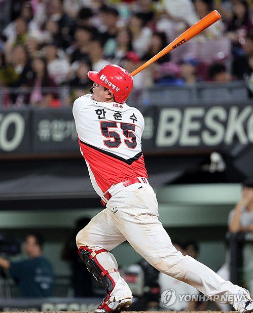 한준수 '또 넘겼다'(광주=연합뉴스) 조남수 기자 = 6일 광주기아챔피언스필드에서 열린 프로야구 키움 히어로즈와 KIA 타이거즈의 경기에서 KIA 한준수가 7회말 2사 1루에서 투런홈런을 치고 있다. 2024.9.6 iso64@yna.co.kr