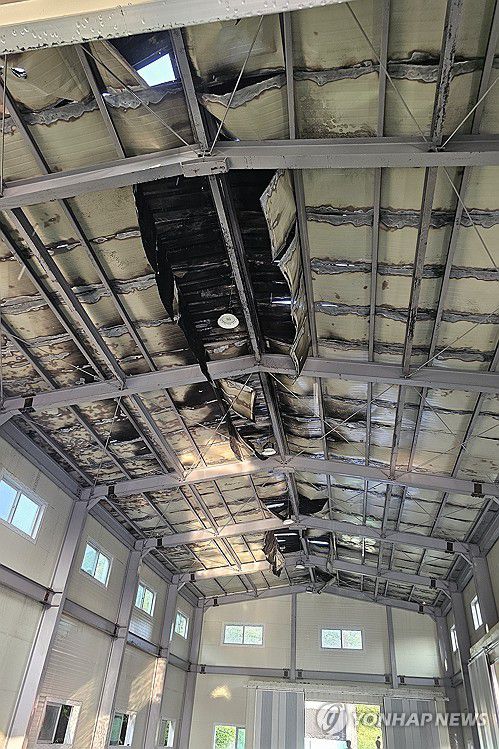 북한 쓰레기 풍선으로 파주서 창고 화재(파주=연합뉴스) 지난 8일 오후 경기 파주시 광탄면의 한 창고 옥상으로 북한의 대남 쓰레기 풍선이 떨어지며 불이 나 인명 피해 없이 3시간 만에 진화됐다. 사진은 화재 현장의 모습. 2024.9.9 [경기북부소방재난본부 제공. 재판매 및 DB 금지] andphotodo@yna.co.kr