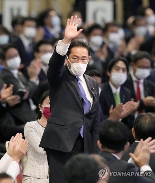 기시다 후미오  [도쿄 교도=연합뉴스 자료사진] 2021년 9월 29일 일본 도쿄도(東京都)의 한 호텔에서 실시된 자민당 총재 선거에서 기시다 후미오(岸田文雄)가 당선 확정 후 손을 들어 인사하고 있다.