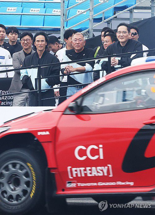 연습 장면 바라보는 정의선-이재용-조현범(용인=연합뉴스) 홍기원 기자 = 27일 오후 경기도 용인시 에버랜드 스피드웨이에서 열린 '현대 N x 토요타 가주 레이싱(Hyundai N x TOYOTA GAZOO Racing) 페스티벌'에서 정의선 현대자동차그룹 회장과 이재용 삼성전자 회장, 조현범 한국타이어 회장이 연습 장면을 바라보고 있다. 2024.10.27 xanadu@yna.co.kr
