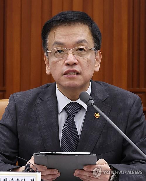 경제관계장관회의 주재하는 최상목 부총리(서울=연합뉴스) 최재구 기자 = 최상목 부총리 겸 기획재정부 장관이 28일 서울 종로구 정부서울청사에서 열린 경제관계장관회의를 주재하고 있다. 2024.10.28 jjaeck9@yna.co.kr