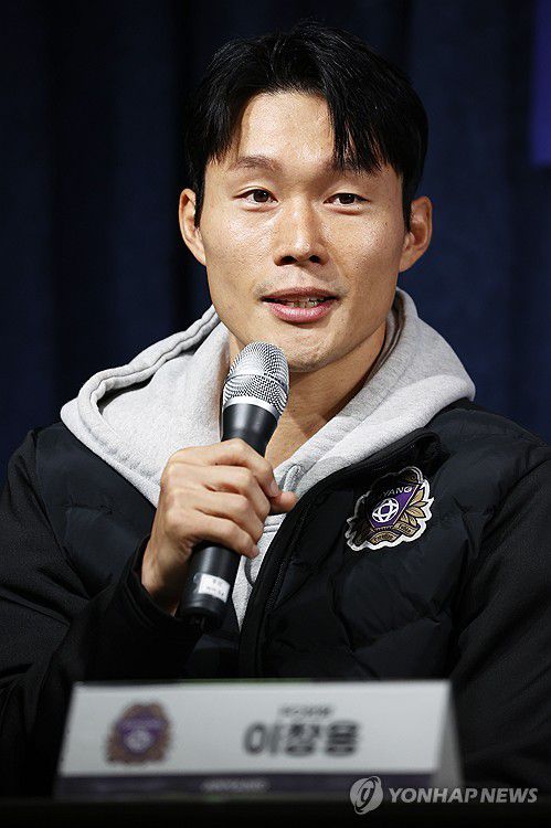 인사말 하는 FC안양 주장 이창용(서울=연합뉴스) 진연수 기자 = 안양 이창용 선수가 7일 오전 서울 종로구 축구회관에서 열린 FC안양 K리그2 우승 및 승격 기자회견에서 인사말을 하고 있다. 2024.11.7 jin90@yna.co.kr