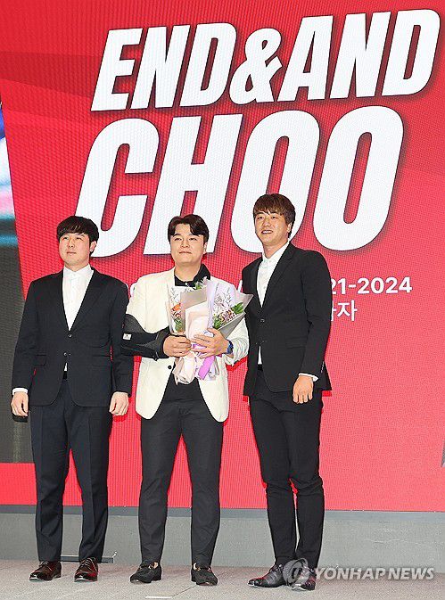 기념 촬영하는 추신수(인천=연합뉴스) 임순석 기자 = 프로야구 SSG 랜더스 추신수가 7일 오후 인천 연수구 경원재 앰버서더 인천에서 열린 은퇴 기자회견에서 최정(왼쪽)과 김광현(오른쪽) 선수로부터 꽃다발을 받고 기념 촬영하고 있다. 2024.11.7 soonseok02@yna.co.kr