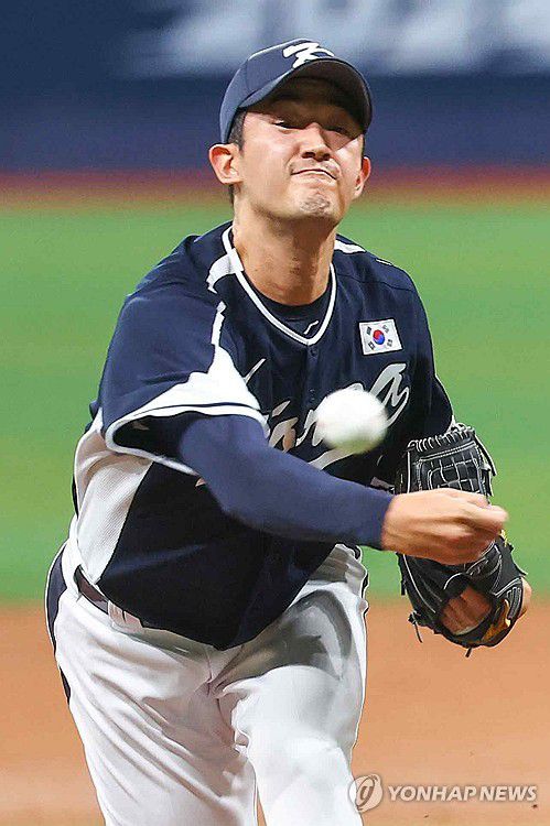 역투하는 고영표(서울=연합뉴스) 서대연 기자 = 2일 오후 서울 구로구 고척스카이돔에서 열린 2024 WBSC 프리미어 12 평가전 한국과 쿠바의 경기.      3회말 한국 투수 고영표가 역투하고 있다. 2024.11.2 dwise@yna.co.kr