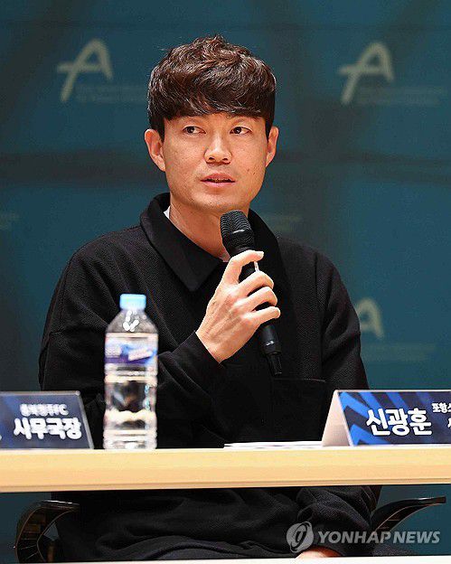 K리그 추춘제 전환 관련 의견 밝히는 신광훈(서울=연합뉴스) 서대연 기자 = 13일 오후 서울 종로구 아산정책연구원에서 열린 K리그 추춘제 전환 검토를 위한 공청회에서 포항 스틸러스 신광훈이 의견을 밝히고 있다. 2024.11.13 dwise@yna.co.kr