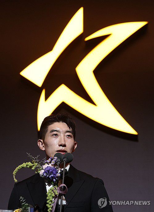 베스트일레븐 골키퍼 선정된 조현우(서울=연합뉴스) 류영석 기자 = 29일 오후 서울 서대문구 스위스그랜드호텔에서 열린 K리그 2024 대상 시상식에서 K리그1 베스트일레븐 골키퍼 부문에 선정된 울산HD 조현우가 소감을 말하고 있다. 2024.11.29 ondol@yna.co.kr