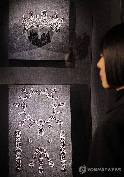 핑크 토파즈로 만든 뷔르템베르크 왕가의 파뤼르(서울=연합뉴스) 이재희 기자 = 5일 오전 서울 송파구 롯데뮤지엄에서 열린 '고혹의 보석, 매혹의 시간' 전시에 핑크 토파즈로 만든 독일 뷔르템베르크 왕가의 파뤼르가 전시돼 있다. 이 세트는 티아라, 목걸이, 귀걸이, 브로치, 팔찌로 구성됐다. 주얼리 컬렉터 아리카와 가즈미 컬렉션 208점이 전시된 이번 전시는 다음 해 3월 16일까지 열린다. 2024.12.5 scape@yna.co.kr