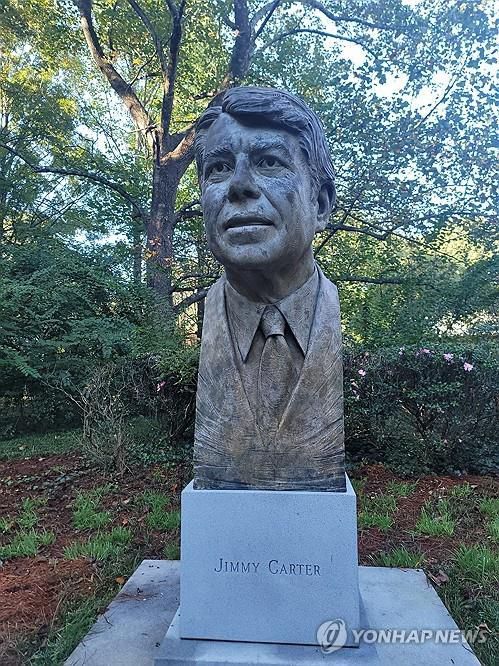 고 지미 카터 전 미국 대통령 흉상   (워싱턴=연합뉴스) 조준형 특파원 = 29일(현지시간) 지미 카터 전 미국 대통령이 100세의 일기로 타계했다.     미국 조지아주의 애틀랜타 소재 카터 센터에 세워져 있는 카터 전 대통령의 흉상. 2024.12.30     jhcho@yna.co.kr