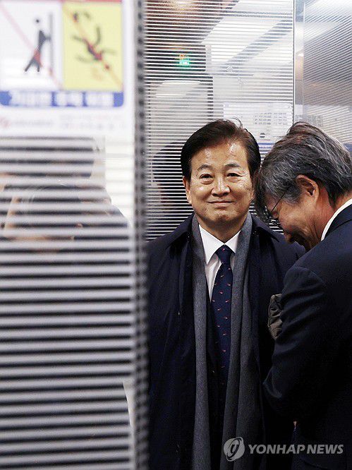 법정으로 향하는 승강기 탄 정동영 의원(전주=연합뉴스) 정경재 기자 = 공직선거법 위반 혐의로 기소된 더불어민주당 정동영(전북 전주시병) 의원이 15일 재판받기 위해 전주지법 법정으로 향하고 있다. 2025.1.15 jaya@yna.co.kr