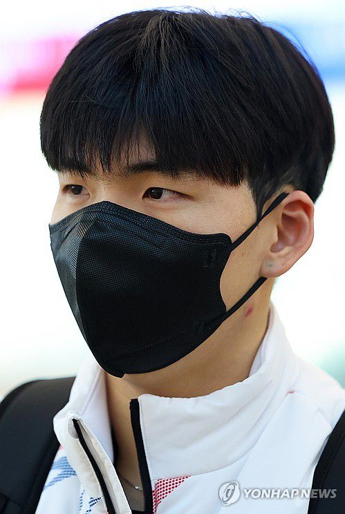 인터뷰하는 정재원(영종도=연합뉴스) 김도훈 기자 = 2025 하얼빈 동계 아시안게임 스피드스케이팅 국가대표 정재원이 3일 오후 인천국제공항 제1여객터미널에서 출국 전 인터뷰를 하고 있다. 2025.2.3 superdoo82@yna.co.kr
