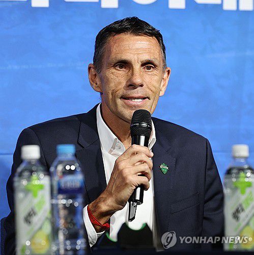 각오 밝히는 거스 포옛 전북 감독(서울=연합뉴스) 김인철 기자 = 거스 포옛 전북 현대 모터스 감독이 5일 서울 종로구 축구회관에서 열린 2024-25 아시아축구연맹 챔피언스리그(ACL) 참가 K리그 4개팀 미디어데이에서 각오를 밝히고 있다. 2025.2.5 yatoya@yna.co.kr