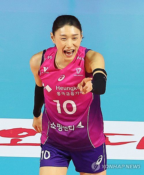 환호하는 김연경(인천=연합뉴스) 임순석 기자 = 2일 인천 삼산월드체육관에서 열린 프로배구 V리그 여자부 흥국생명과 정관장의 경기. 흥국생명 김연경이 팀 득점 성공에 기뻐하고 있다. 2025.2.2 soonseok02@yna.co.kr