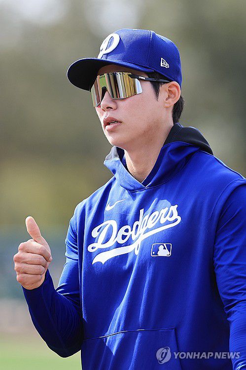 토미 에드먼 향해 엄지 올려보이는 김혜성(글렌데일[미국 애리조나주]=연합뉴스) 신현우 기자 = 미국프로야구 메이저리그(MLB) 첫 시즌을 준비하는 로스앤젤레스 다저스 김혜성이 16일(현지시간) 다저스 스프링캠프가 열리고 있는 미국 애리조나주 글렌데일 캐멀백 랜치에서 내야 수비 훈련을 마친 뒤 함께 2루수 자리에서 수비 훈련을 한 토미 에드먼과 대화하며 엄지를 들어올려 보이고 있다. 2025.2.17 nowwego@yna.co.kr