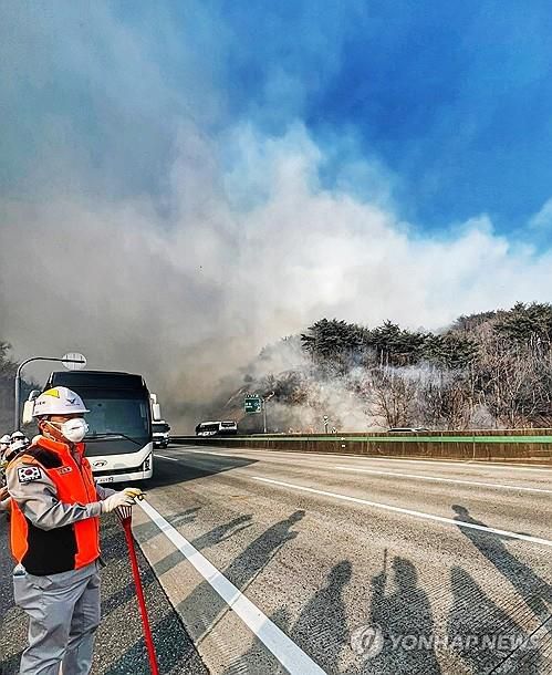 울산 울주군 온양읍 산불 현장(울산=연합뉴스) 울산 울주군 온양읍 운화리 산불 발생 이틀째인 23일 현장 모습. 산림 당국은 산불 대응 3단계를 발령하고 진화 중이다. 2025.3.23 [울산소방본부 제공. 재판매 및 DB 금지]