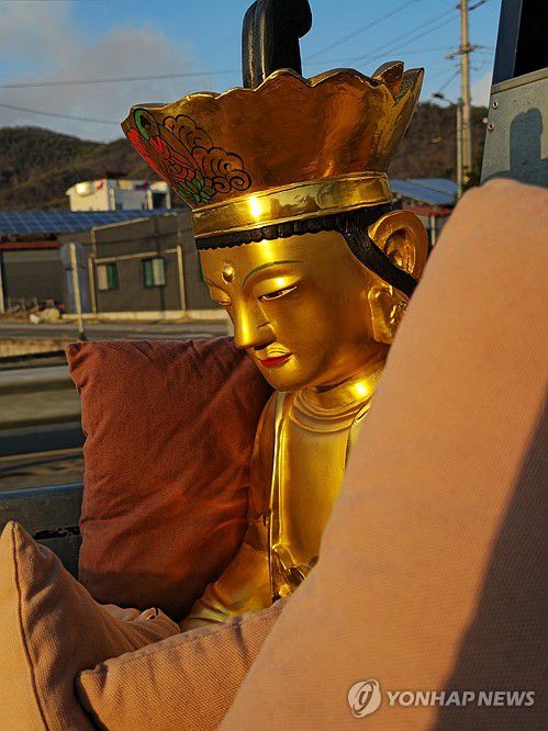 의성 산불에 이송되는 운람사 불상(의성=연합뉴스) 지난 22일 경북 의성군에서 발생한 대형 산불로 비지정 문화재 운람사에 있는 아미타여래삼존불이 조문국박물관으로 긴급 이송되고 있다. 2025.3.23 [독자 제공. 재판매 및 DB금지] photo@yna.co.kr