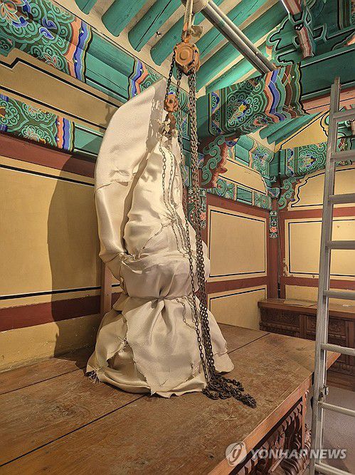 흰천에 덮인 고운사 불상(의성=연합뉴스) 산불이 확산 중인 25일 경북 의성군 단촌면 고운사에서 불상이 옮겨지기 위해 흰천으로 덮여있다. 고운사에는 이날 오후 불길이 번지며 스님 등 20여명이 대피를 했다. 2025.3.25 [독자 제공. 재판매 및 DB 금지]