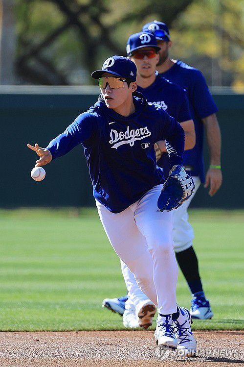 수비 훈련하는 다저스 김혜성(글렌데일[미국 애리조나주]=연합뉴스) 신현우 기자 = 미국프로야구 메이저리그(MLB) 첫 시즌을 준비하는 로스앤젤레스 다저스 김혜성이 19일(현지시간) 다저스 스프링캠프가 열리고 있는 미국 애리조나주 글렌데일 캐멀백 랜치에서 내야 수비 훈련을 하고 있다. 김혜성 뒤로는 토미 에드먼과 크리스 테일러. 2025.2.20 nowwego@yna.co.kr