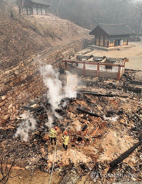 화마가 휩쓸고 간 고운사(의성=연합뉴스) 김도훈 기자 = 26일 경북 의성군 단촌면 고운사 가운루를 비롯한 건물들이 전날 번진 산불에 모두 불에 타 흔적만 남아 있다.     이번 화재로 국가 지정 문화유산 보물로 지정된 가운루와 연수전 등이 소실됐다. 2025.3.26 superdoo82@yna.co.kr