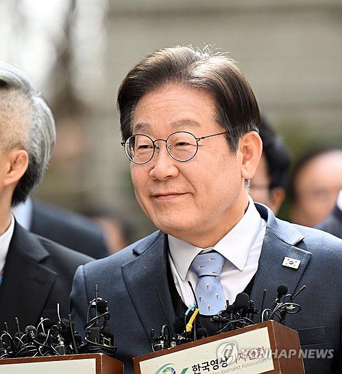 이재명 대표, '공직선거법 위반 혐의' 항소심 선고공판 출석(서울=연합뉴스) 더불어민주당 이재명 대표가 26일 서울 서초구 서울고등법원에서 열린 공직선거법 위반 혐의 항소심 선고 공판에 출석하고 있다. 2025.3.26 [사진공동취재단] photo@yna.co.kr