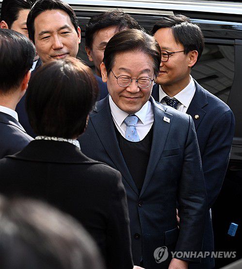 이재명 대표, '2심 무죄'(서울=연합뉴스) 더불어민주당 이재명 대표가 26일 서울 서초구 서울고등법원에서 열린 공직선거법 위반 항소심에서 무죄를 선고받은 뒤 법정을 나서고 있다. 2025.3.26 [사진공동취재단] photo@yna.co.kr