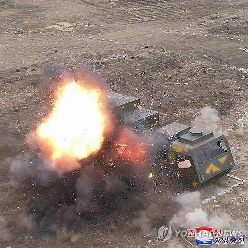 북한 김정은, 공중통제기 탑승ㆍ자폭무인기 참관…"무인ㆍAI 최우선"(평양 조선중앙통신=연합뉴스) 김정은 북한 국무위원장이 지난 25~26일 새로 개발·생산하고 있는 무인항공기술연합체와 탐지전자전연구집단의 국방과학연구사업을 지도했다고 조선중앙통신이 27일 보도했다. 2025.3.27      [국내에서만 사용가능. 재배포 금지. For Use Only in the Republic of Korea. No Redistribution] nkphoto@yna.co.kr