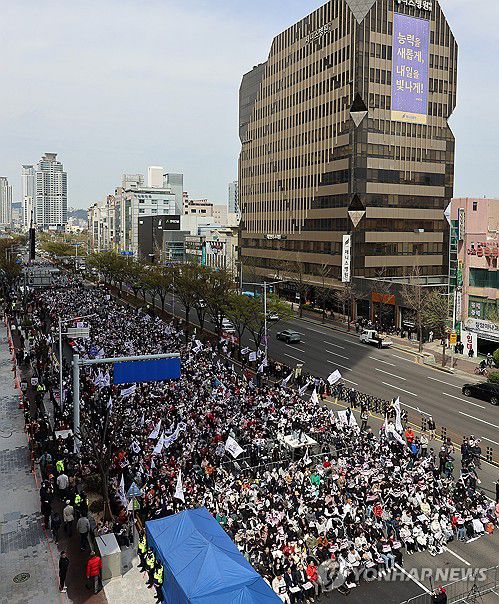 울산에서 열린 탄핵 반대 집회(울산=연합뉴스) 허광무 기자 = 29일 울산시 남구 번영사거리 일원에서 개신교 단체 세이브코리아가 주최로 윤석열 대통령 탄핵 반대 집회가 열리고 있다. 2025.3.29 hkm@yna.co.kr