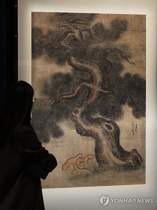 역대 최대 규모의 '겸재 정선' 전시(용인=연합뉴스) 홍기원 기자 = 31일 경기도 용인시 호암미술관에서 열린 특별전 '겸재 정선' 기자간담회에서 참석자들이 작품을 살펴보고 있다.     국보 '금강전도'와 '인왕제색도' 등 조선을 대표하는 화가 겸재 정선(1676~1759)의 대표작을 한자리에 모은 대규모 전시 '겸재 정선'은 다음 달 2일 호암미술관에서 개막한다. 2025.3.31 xanadu@yna.co.kr