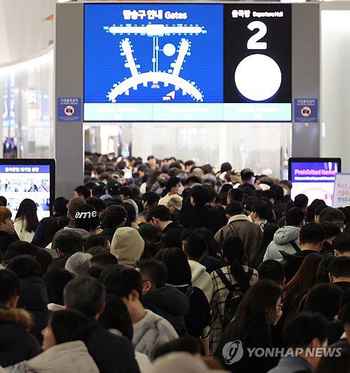 붐비는 인천공항 [사진/이진욱 기자]