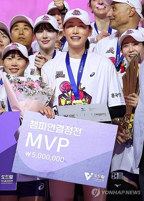 김연경, 챔피언결정전 MVP 선정(인천=연합뉴스) 김도훈 기자 = 8일 인천 삼산월드체육관에서 열린 프로배구 V리그 여자부 챔피언결정전 흥국생명과 정관장의 5차전 경기. 세트스코어 3-2로 승리하며 우승을 차지한 흥국생명의 김연경이 MVP 선정 후 기념 촬영을 하고 있다. 2025.4.8 superdoo82@yna.co.kr
