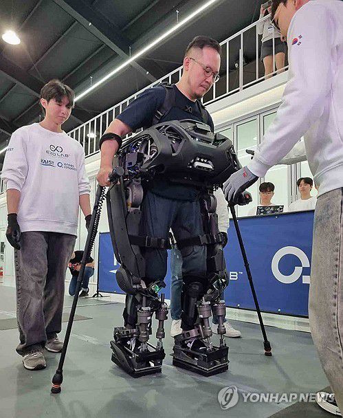 웨어러블 로봇 입고 걷는 엔젤로보틱스 김승환 연구원 [연합뉴스 자료사진]