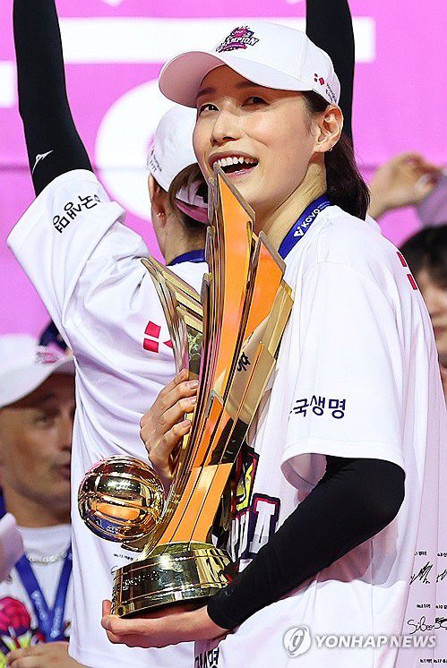 통합우승으로 화려한 마침표 찍은 김연경(인천=연합뉴스) 김도훈 기자 = 8일 인천 삼산월드체육관에서 열린 프로배구 V리그 여자부 챔피언결정전 흥국생명과 정관장의 5차전 경기에서 승리하며 통합우승을 차지한 흥국생명 김연경이 트로피를 들고 기뻐하고 있다. 2025.4.8 superdoo82@yna.co.kr