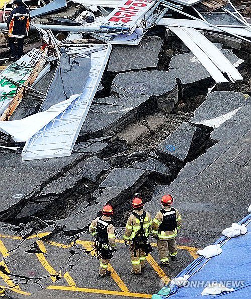 실종자는 어디에(광명=연합뉴스) 홍기원 기자 = 붕괴 사고가 발생한 경기도 광명시 신안산선 지하터널 공사 현장에서 14일 구조대원들이 이동하고 있다.  지난 11일 경기도 광명시 양지사거리 부근 신안산선 복선전철 제5-2공구 지하터널 공사 현장과 상부 도로가 함께 붕괴하는 사고가 났다. 2025.4.14 xanadu@yna.co.kr