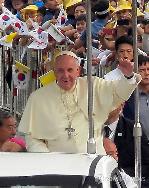 프란치스코 교황(음성=연합뉴스) 황정현 기자 = 2014년 8월 16일 오후 충북 음성꽃동네를 방문한 프란치스코 교황이 오픈카를 타고 이동하면서 신자들의 환호에 화답하고 있다. [자료사진]