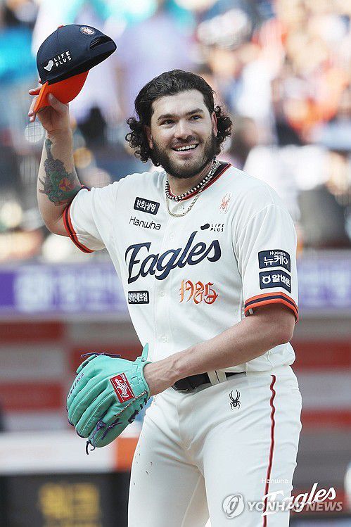 '폰세 7이닝 무실점 13K' 한화 7연승(서울=연합뉴스) 한화 이글스 외국인 투수 폰세가 20일 대전 한화생명볼파크에서 열린 프로야구 NC와 홈 경기에서 관중들에게 인사하며 더그아웃으로 향하고 있다. 2025.4.20 [한화 이글스 제공. 재판매 및 DB 금지] photo@yna.co.kr