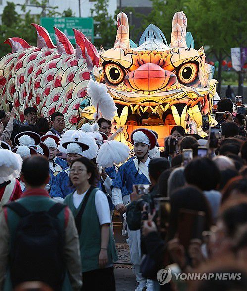 '부처님 오신 날' 앞우고 거리 밝히는 연등행렬(서울=연합뉴스) 윤동진 기자 = 2024년 5월 12일 서울 종로구 조계사앞사거리 일대에 연등행렬이 이어지고 있다. [연합뉴스 자료사진]