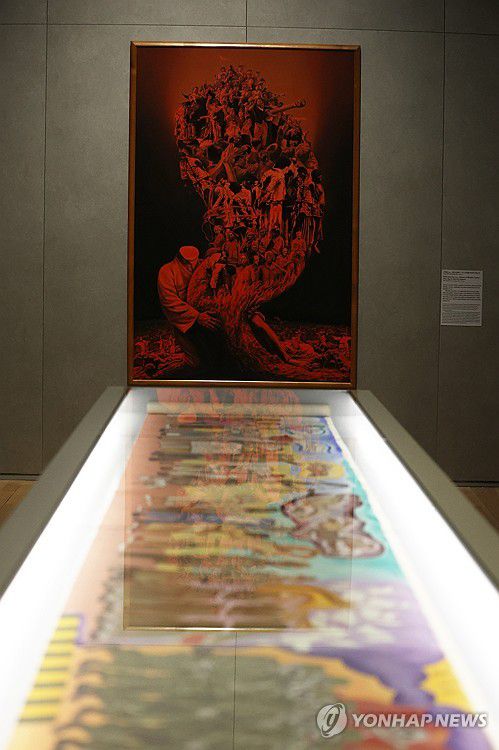 신학철과 오윤(서울=연합뉴스) 강민지 기자 = 30일 서울 종로구 국립현대미술관 서울관에서 열린 MMCA 서울 상설전 '한국현대미술 하이라이트'에 신학철 '한국근대사-누가 하늘을 보았다 하는가', 오윤 '원귀도'가 전시되고 있다. 전시는 이건희컬렉션 9점을 포함 한국 현대미술 대표작 86점을 소개한다. 2025.4.30 mjkang@yna.co.kr