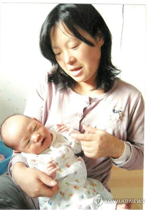 출산 직후 김민정 한국미혼모가족협회 대표와 아기[본인 제공]