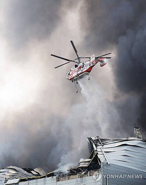 불길을 잡아라(이천=연합뉴스) 홍기원 기자 = 13일 경기도 이천시 부발읍 소재 대형 물류센터에서 불이 나 소방헬기가 진화작업을 하고 있다. 2025.5.13 xanadu@yna.co.kr