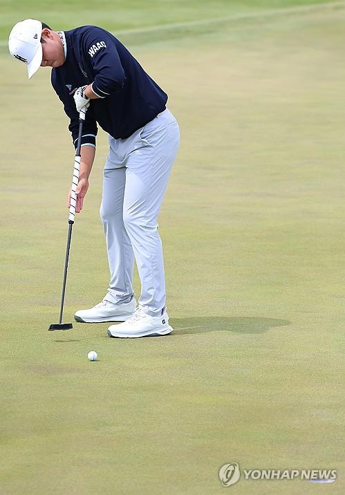 퍼팅하는 장유빈(인천=연합뉴스) 김도훈 기자 = 2일 인천 송도 잭 니클라우스 골프클럽 코리아에서 열린 LIV 골프 코리아 1라운드 1번 홀에서 장유빈이 퍼팅하고 있다. 2025.5.2 superdoo82@yna.co.kr