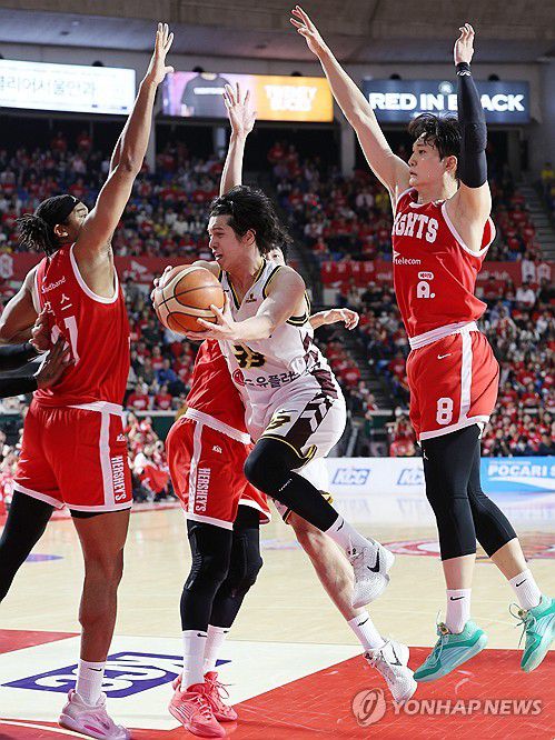 오늘만큼은 철벽(서울=연합뉴스) 서명곤 기자 = 13일 서울 송파구 잠실학생체육관에서 열린 2024-2025 KCC 프로농구 챔피언결정전 5차전 서울 SK와 창원 LG의 경기. 서울 SK 안영준, 오세근, 아이재아 힉스가 창원 LG 칼 타마요를 수비하고 있다.  2025.5.13 seephoto@yna.co.kr