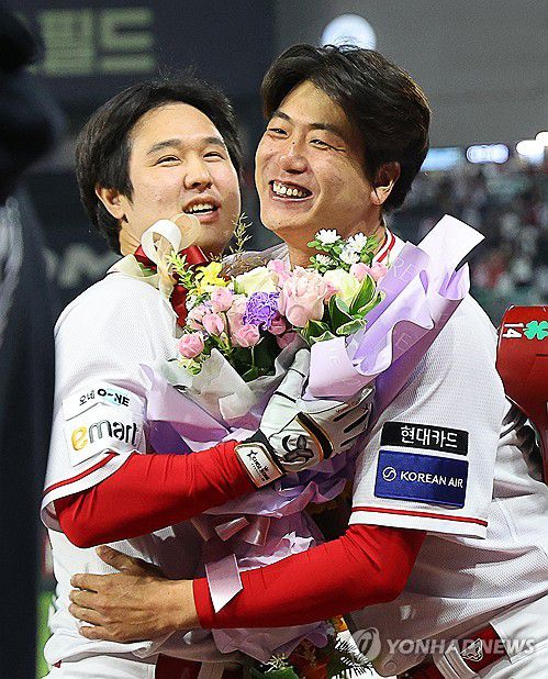 김광현과 포옹하는 ‘500홈런’ 최정(인천=연합뉴스) 임순석 기자 = 13일 인천 SSG랜더스필드에서 열린 프로야구 2025 신한 SOL 뱅크 KBO리그 NC 다이노스와 SSG 랜더스의 경기. KBO 리그 최초 통산 500홈런을 달성한 SSG 최정이 김광현과 기쁨을 나누고 있다. 2025.5.13 soonseok02@yna.co.kr