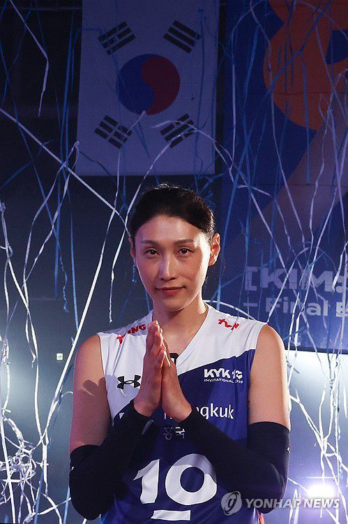 김연경, 자신에게 보내는 박수(인천=연합뉴스) 서대연 기자 = 김연경이 18일 인천 삼산월드체육관에서 열린 여자배구 세계올스타전 'KYK 인비테이셔널 2025'에서 경기가 종료된 뒤 무대에 올라 박수를 치고 있다. 2025.5.18 dwise@yna.co.kr