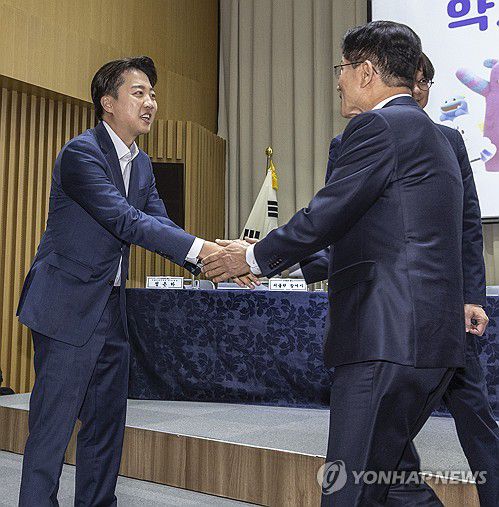 악수하는 김문수ㆍ이준석 후보(서울=연합뉴스) 황광모 기자 = 국민의힘 김문수 대선후보(오른쪽)와 개혁신당 이준석 대선후보가 19일 서울 중구 서울시청에서 열린 '약자와 동행하는 서울 토론회'에 참석해 기념 촬영을 마친 뒤 악수하고 있다. 2025.5.19 hkmpooh@yna.co.kr