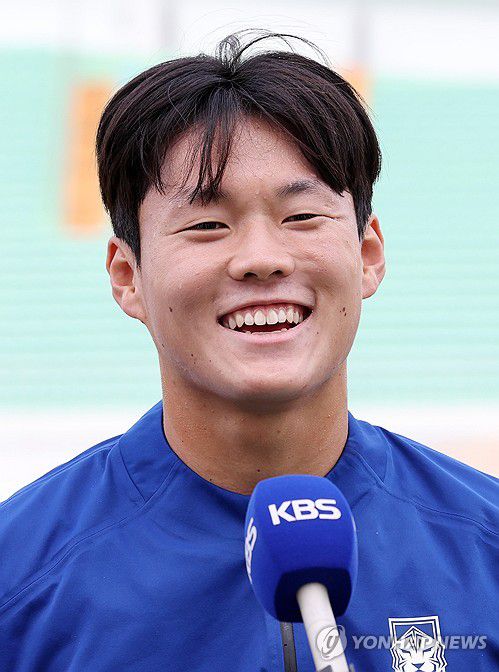 활짝 웃는 홍성민 U-20 축구대표팀 골키퍼(원주=연합뉴스) 양지웅 기자 = 19일 강원 원주종합운동장에서 열린 대한민국 20세 이하(U-20) 축구대표팀 소집훈련에서 골키퍼 홍성민(포항)이 취재진 질문에 답하고 있다.      이번 훈련은 다음 달 이집트 카이로에서 열리는 두 차례 평가전을 준비하는 차원에서 마련됐다. 2025.5.19 yangdoo@yna.co.kr