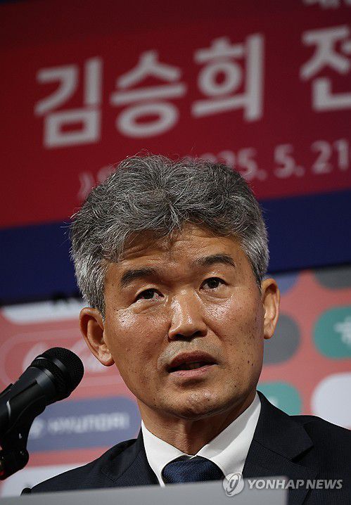 김승희 축구협회 전무이사 기자간담회(서울=연합뉴스) 이진욱 기자 = 김승희 대한축구협회 전무이사가 21일 서울 종로구 축구회관에서 기자간담회를 하고 있다. 축구협회는 지난 4월 35년간 대전 코레일에서 활약한 김승희 감독을 전무이사로 전격 발탁하며 정몽규 회장 체제 새 집행부 구성을 완료했다. 2025.5.21 cityboy@yna.co.kr