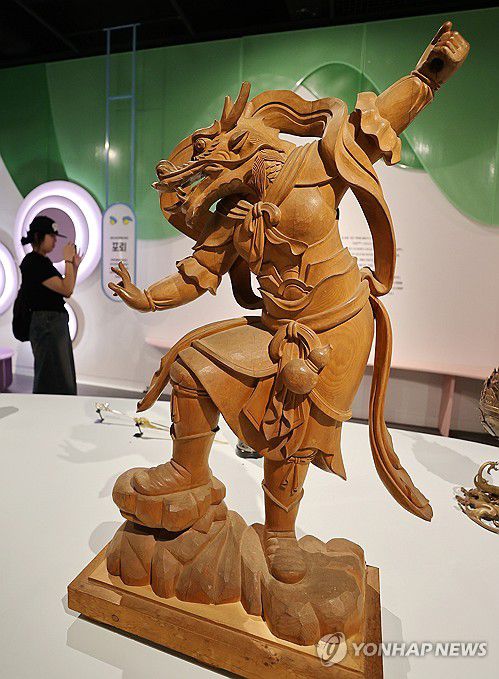 전통공예로 구현된 용의 모습(서울=연합뉴스) 이재희 기자 = 28일 서울 강남구 국가무형유산전수교육관에서 열린 2025 포르쉐 퓨처 헤리티지 전승공예특별전 '열 번째 용의 아이와 상상동물' 전시를 찾은 관람객들이 전시를 둘러보고 있다. 이 전시는 10월 17일까지 열린다. 2025.5.28 scape@yna.co.kr